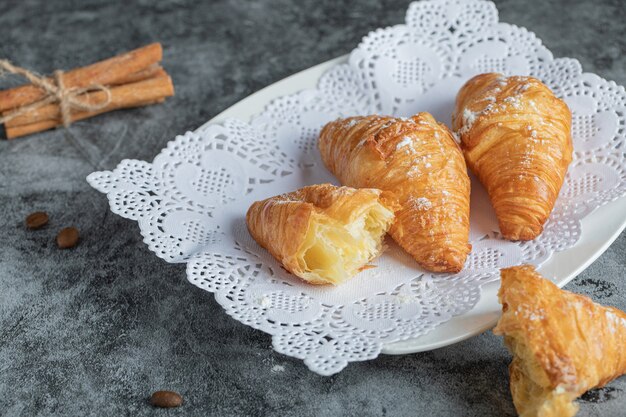 Deliciosos croissants con canela en gris.