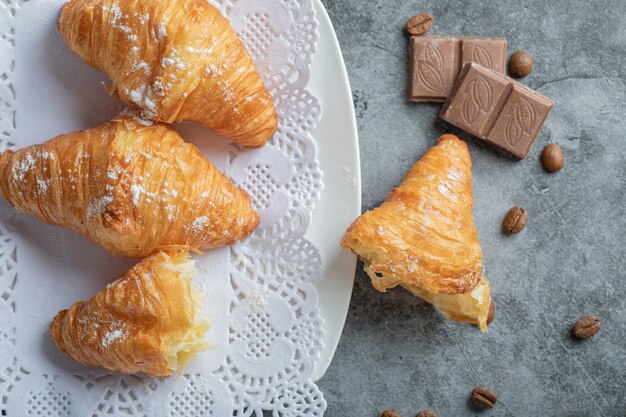 Deliciosos croissants con chocolate en gris.