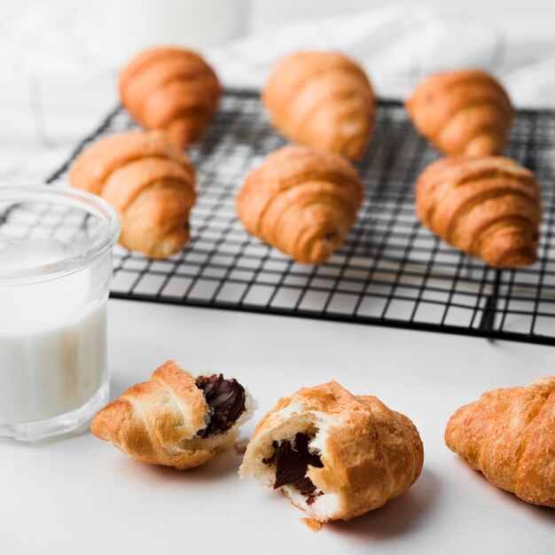 Deliciosos croissants con leche sobre la mesa