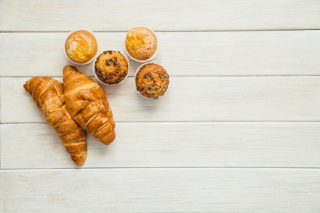 Deliciosos croissants y magdalenas al horno