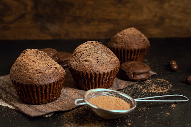 Foto gratuita deliciosos cupcakes al horno con colador.