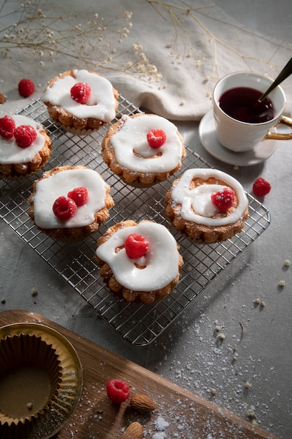 Foto gratuita deliciosos cupcakes de alto ángulo con frambuesas