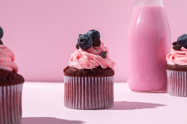 Foto gratuita deliciosos cupcakes con arándanos