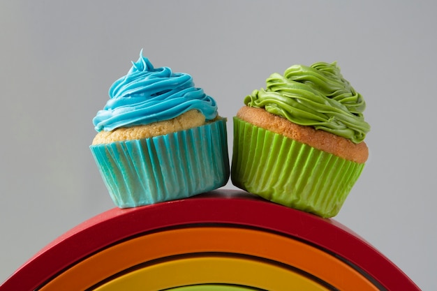 Foto gratuita deliciosos cupcakes arcoíris bodegón
