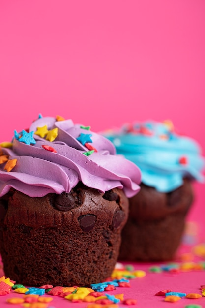 Deliciosos cupcakes coloridos cubiertos de glaseado