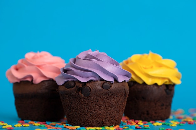 Foto gratuita deliciosos cupcakes coloridos con glaseado