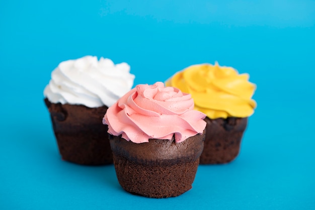 Foto gratuita deliciosos cupcakes coloridos con glaseado