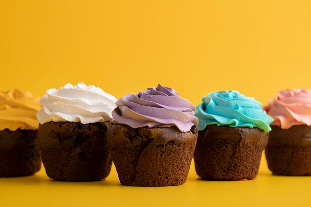 Deliciosos cupcakes coloridos con glaseado