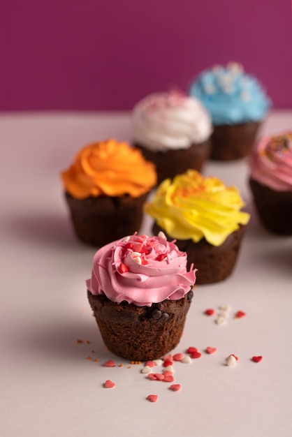 Foto gratuita deliciosos cupcakes coloridos con glaseado