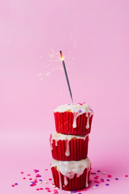 Deliciosos cupcakes en la mesa para la fiesta de cumpleaños