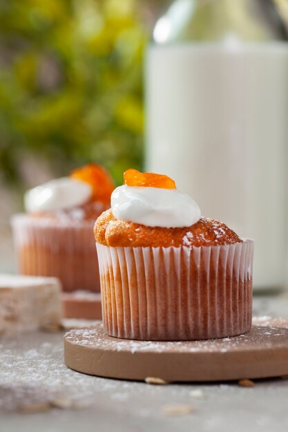 Deliciosos cupcakes con surtido de aderezos