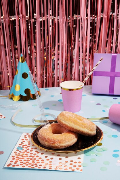 Deliciosos donuts de alto ángulo en un plato