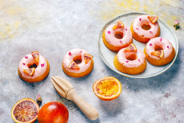 Deliciosos donuts caseros de glaseado de naranja sanguina.