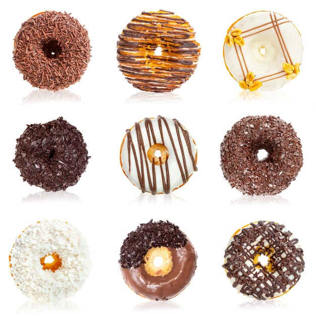 Deliciosos donuts collage aislado en blanco