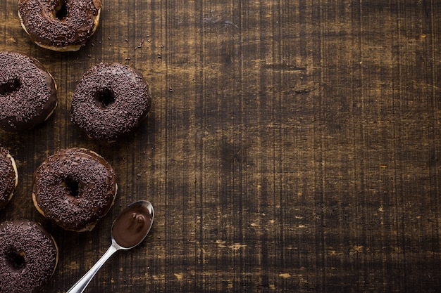 Foto gratuita deliciosos donuts