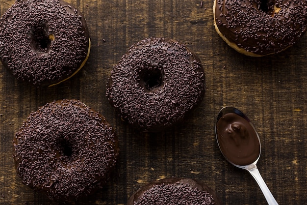 Foto gratuita deliciosos donuts