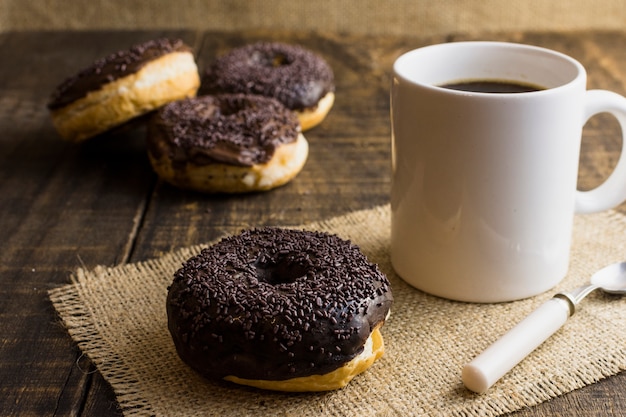 Foto gratuita deliciosos donuts