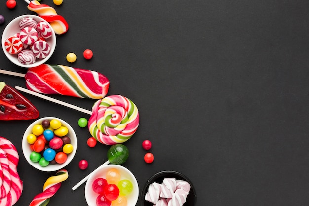 Foto gratuita deliciosos dulces con espacio de copia