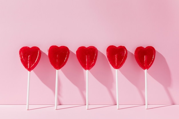 Foto gratuita deliciosos dulces en forma de corazón