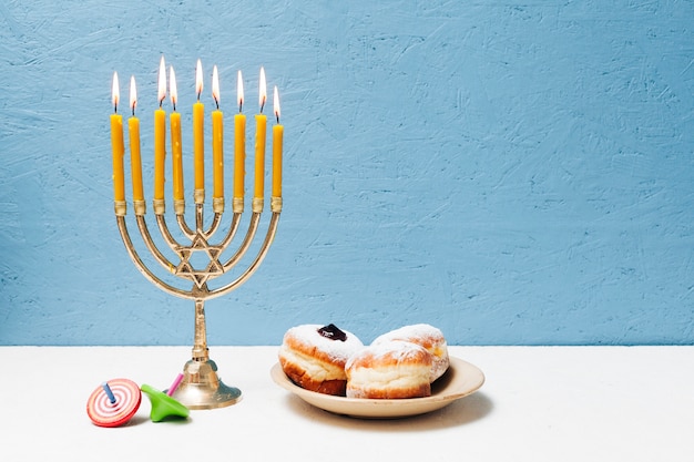 Foto gratuita deliciosos dulces judíos con menorá