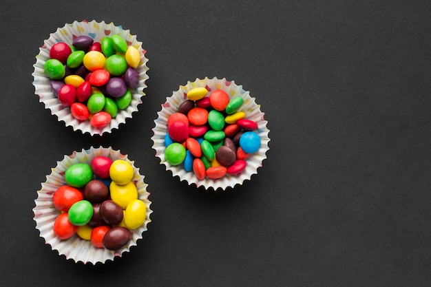 Deliciosos dulces en mesa negra