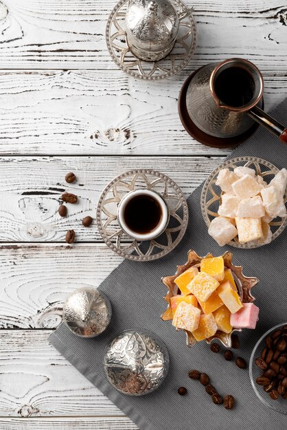 Deliciosos dulces y vista superior de la taza de café