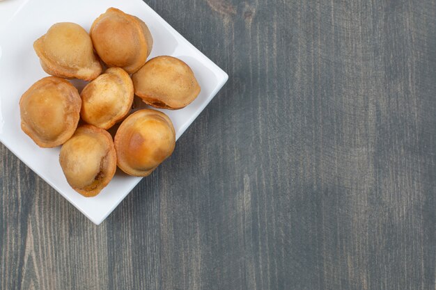 Deliciosos dumplings fritos en un plato blanco