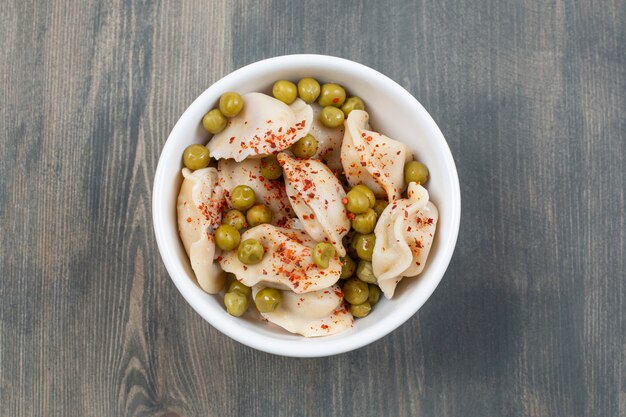 Deliciosos dumplings con guisantes y pimiento rojo