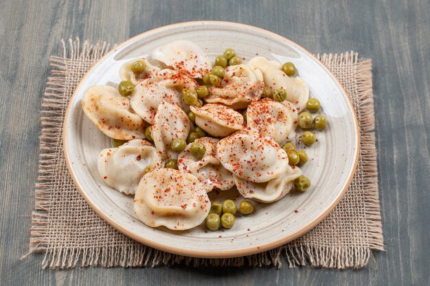 Deliciosos dumplings con guisantes y pimiento rojo