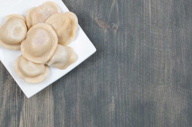 Deliciosos dumplings en un plato blanco