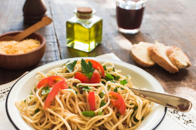 Deliciosos espaguetis con queso y pan.