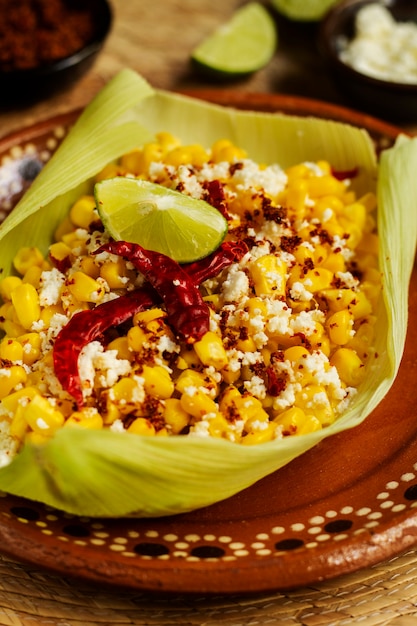 Deliciosos esquites de alto ángulo en un plato