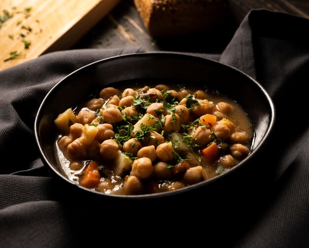 Deliciosos frijoles cocidos en un bol