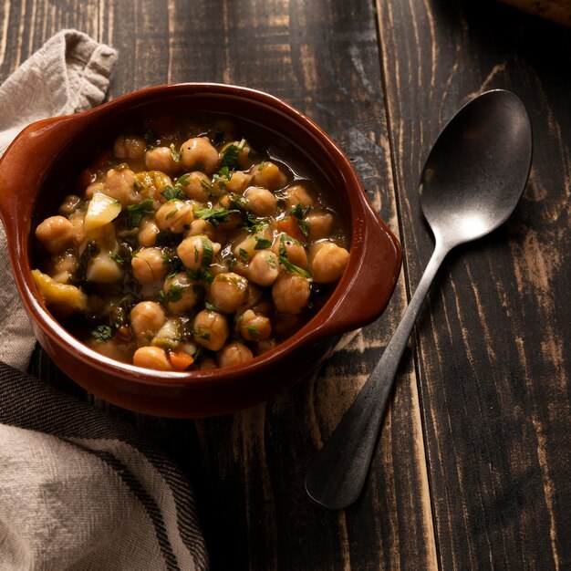 Deliciosos frijoles cocidos en un bol