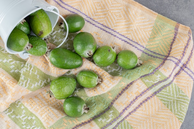 Foto gratuita deliciosos frutos de feijoa en balde blanco. foto de alta calidad