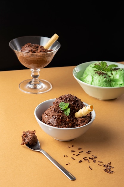 Foto gratuita deliciosos helados de chocolate y menta