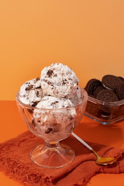 Foto gratuita deliciosos helados y galletas de alto ángulo.