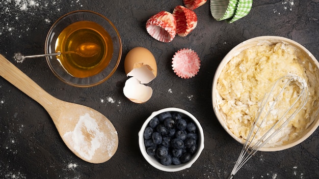 Deliciosos ingredientes de harina y fruta para muffins