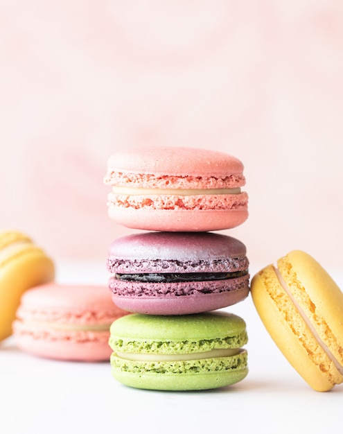 Deliciosos macarons en la mesa