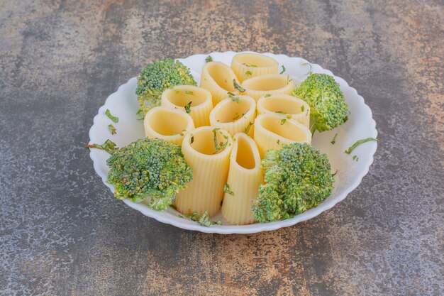 Deliciosos macarrones en plato blanco