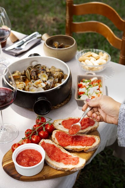 Deliciosos mariscos de alto ángulo en la mesa