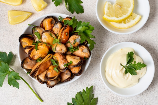 Deliciosos mejillones con perejil y limón