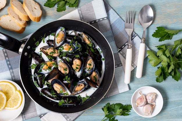 Foto gratuita deliciosos mejillones con perejil