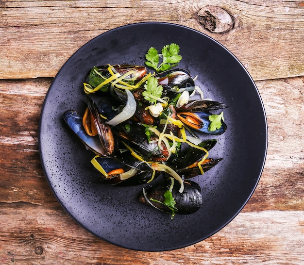 Deliciosos mejillones en un plato