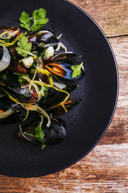 Deliciosos mejillones en un plato