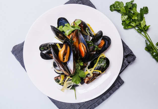 Deliciosos mejillones en un plato