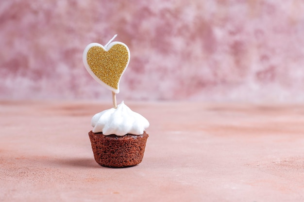 Foto gratuita deliciosos mini cupcakes de chocolate para san valentín.