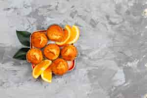 Foto gratuita deliciosos muffins caseros de naranja con naranjas frescas.