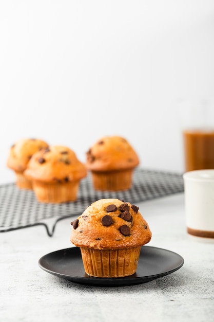 Foto gratuita deliciosos muffins con chocolate recién respaldados