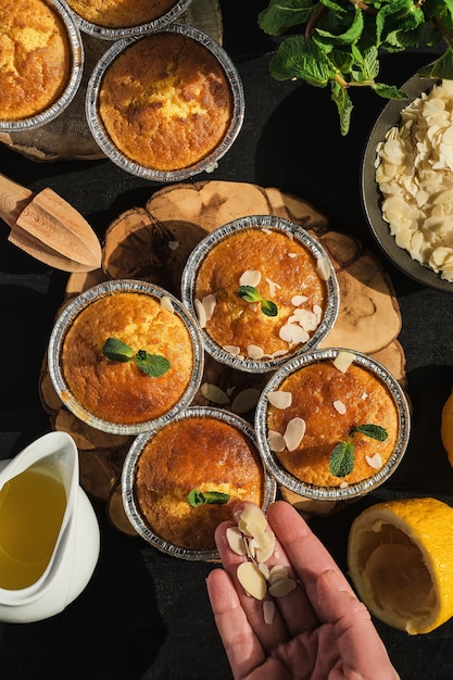 Deliciosos muffins de limón recién horneados espolvoreados con hojuelas de almendras, vista superior